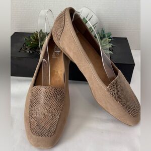 LAUREN BLACKWELL PRISCILLA FLATS IN TAUPE WITH REPTILE PRINT  SZ 9